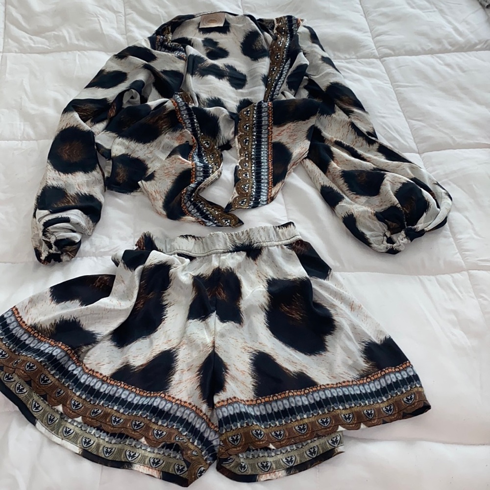 Cheetah set or can be sold separately. It’s a tie top with the matching shorts.